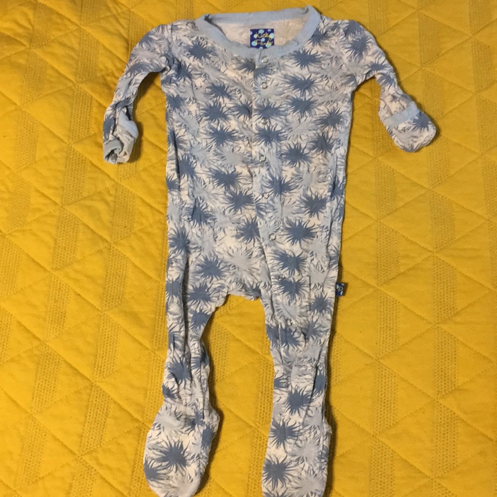 Kicky pants sleep suit